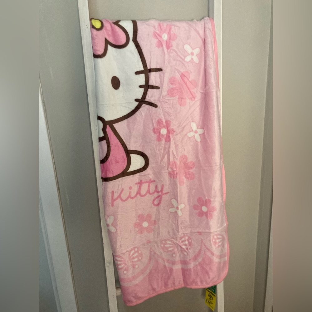 Hello Kitty Blanket - Picture 4 of 4